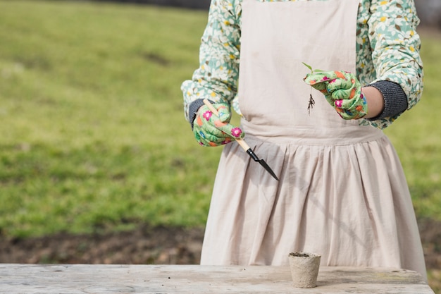 Gratis foto portret van vrouw tuinieren