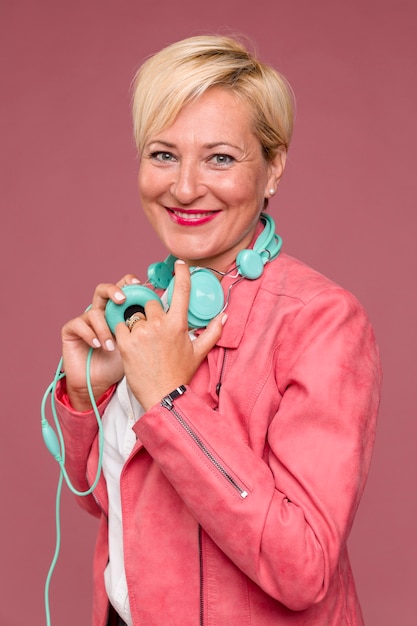 Portret van vrouw van middelbare leeftijd met een koptelefoon