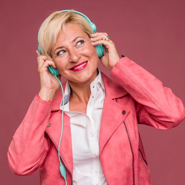 Portret van vrouw van middelbare leeftijd met een koptelefoon