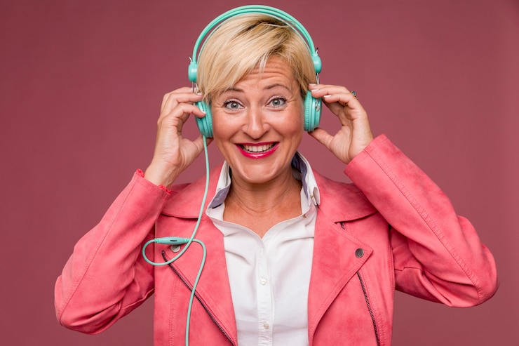 Gratis Foto portret van vrouw van middelbare leeftijd met een koptelefoon