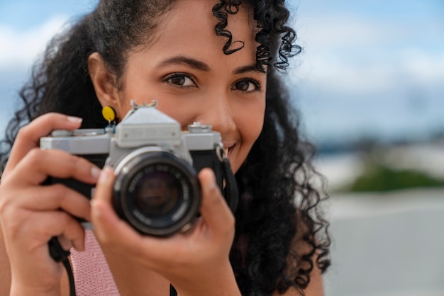 Portret van vrouwelijke fotograaf buitenshuis met camera