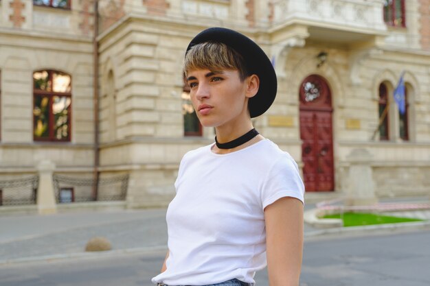 Portret van vrouwelijke hipster met natuurlijke make-up en kort kapsel die in openlucht van vrije tijd genieten