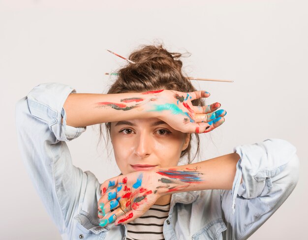 Portret van vrouwelijke kunstenaar met verf op handen