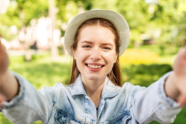 Portret van vrouwelijke reiziger in het park