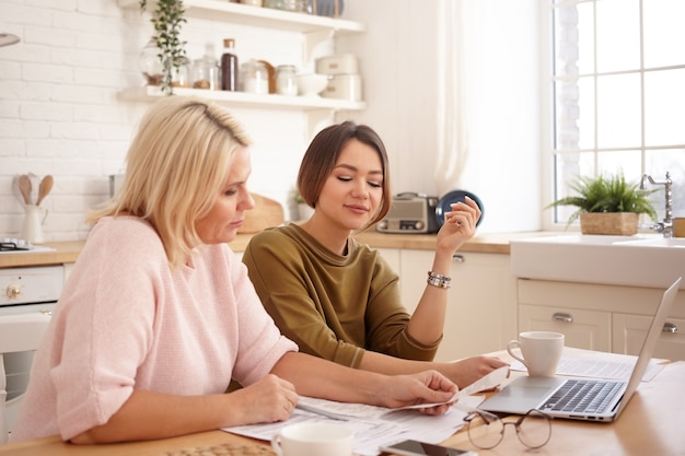 Portret van vrouwen die in het huis werken