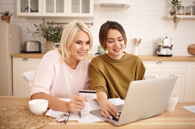 Portret van vrouwen die in het huis werken
