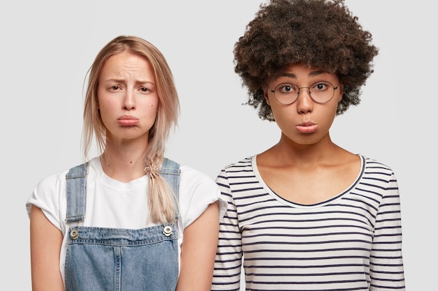 Portret van vrouwen poseren in vrijetijdskleding