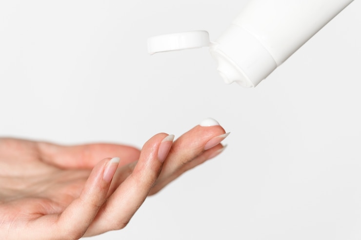 Gratis Foto portret van witte vrouw die haar dagelijkse skincareroutine doet