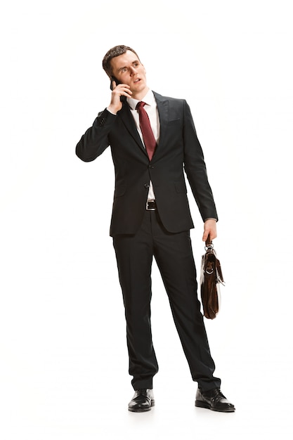 Portret van zakenman met werkmap op wit