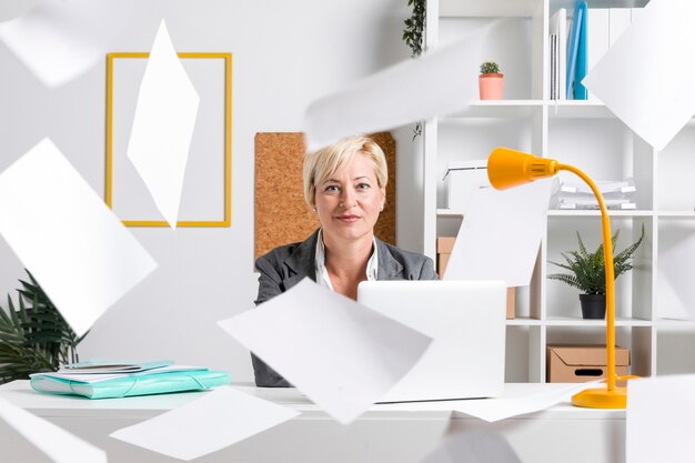 Portret van zakenvrouw op het bureau