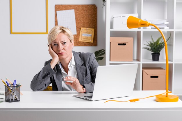 Portret van zakenvrouw op het bureau