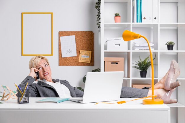 Portret van zakenvrouw van middelbare leeftijd in office