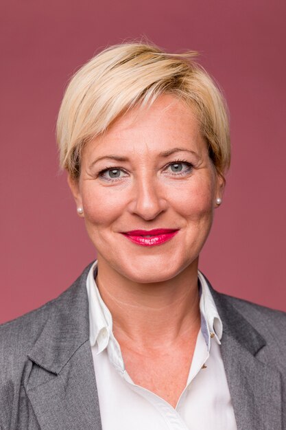 Portret van zakenvrouw van middelbare leeftijd