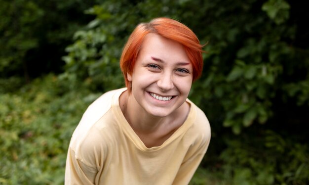 Portret van zelfverzekerd roodharig meisje buitenshuis