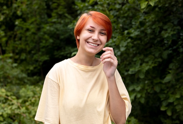 Portret van zelfverzekerd roodharig meisje buitenshuis