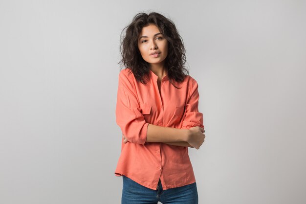 Portret van zelfverzekerde aantrekkelijke jonge vrouw in stijlvol oranje overhemd glimlachen, casual zomerstijl, donkerbruin haar, geïsoleerd