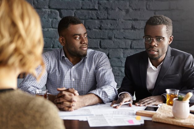 Portret van zelfverzekerde en succesvolle Afro-Amerikaanse zakenlieden die nieuwe accountant inhuren in hun bedrijf