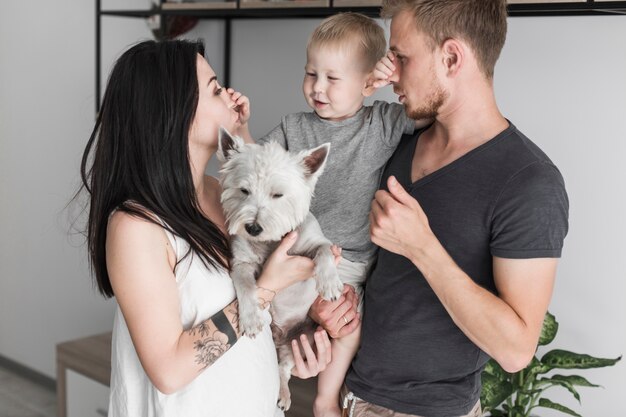 Portret van zoon die de neus van hun ouder thuis wrijft