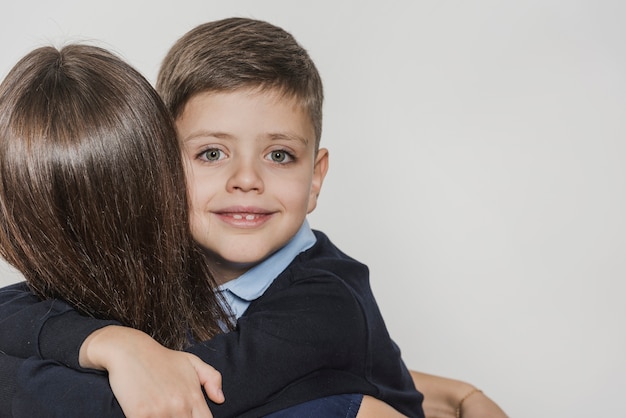 Portret van zoon die moeder koestert