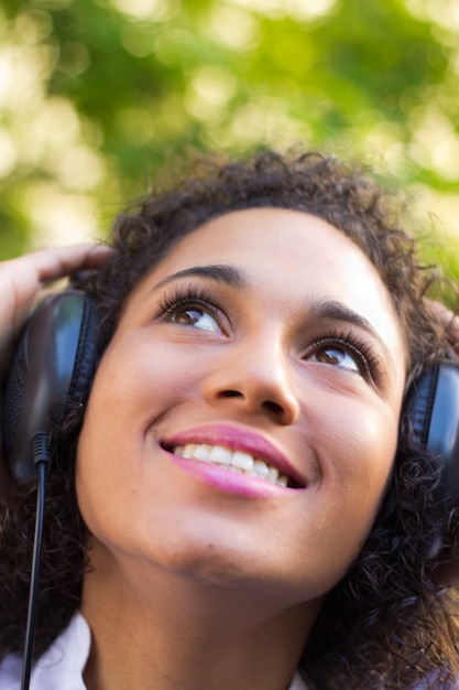 Portret van zwarte vrouw luisteren naar muziek