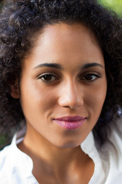 Portret van zwarte vrouw met krullend haar