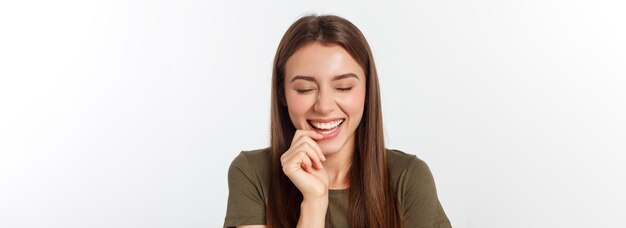 Portret vrolijke uitgaande vrouw houdt van hardop lachen zonder emoties te verbergen giechelend grinnikend facepalm