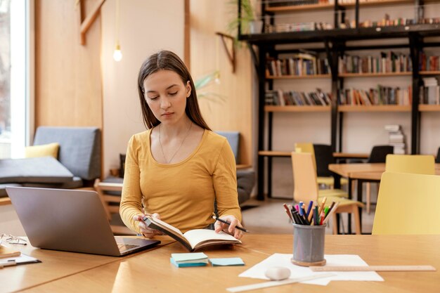 Portret vrouw die op laptop werkt