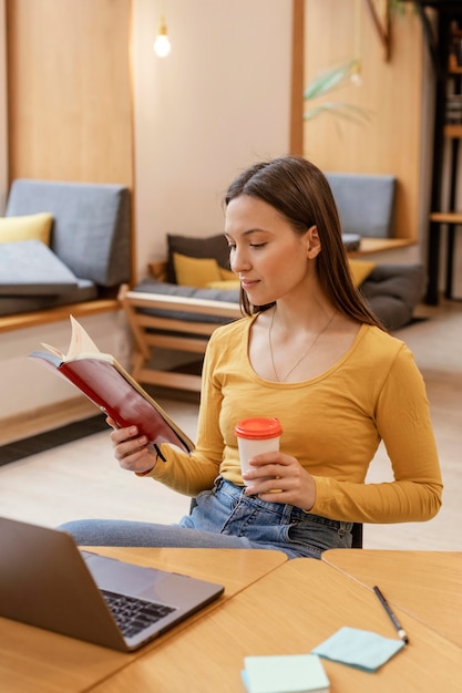 Portret vrouw die op laptop werkt