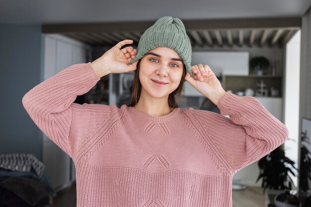 Portret vrouw gebreide cap dragen