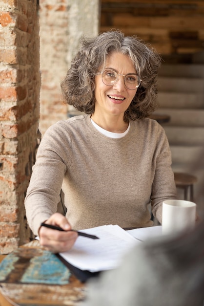 Portret vrouw met klembord het werken