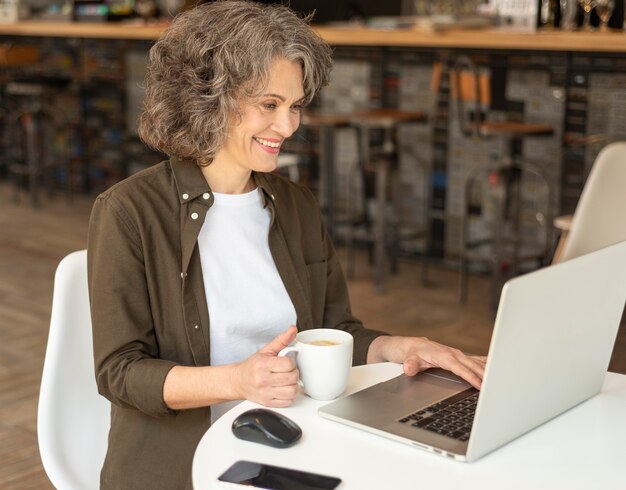 Portret vrouw met laptop het werken