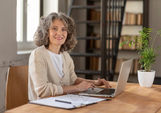 Portret vrouw met laptop het werken