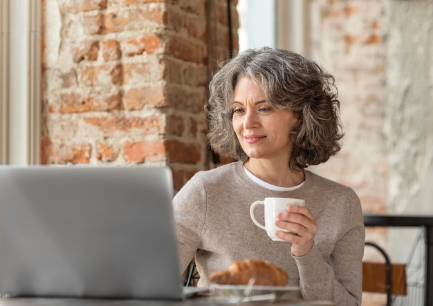 Portret vrouw met laptop het werken