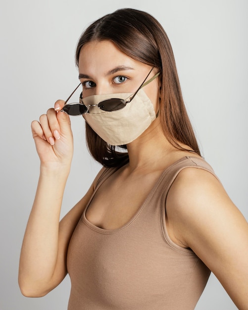 Portret vrouw met masker en zonnebril