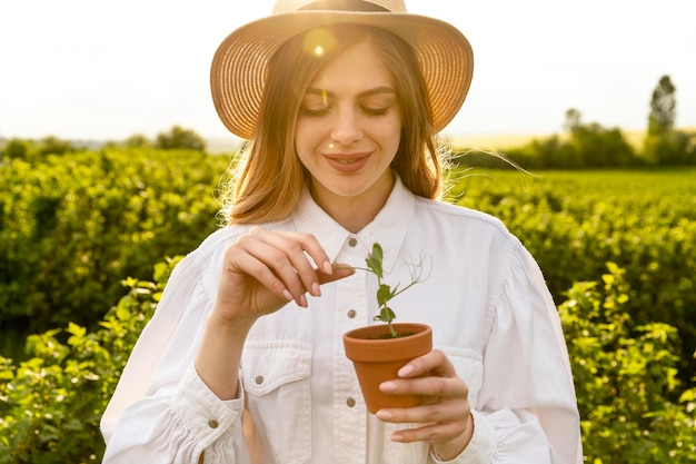 Gratis foto portret vrouw met plant pot