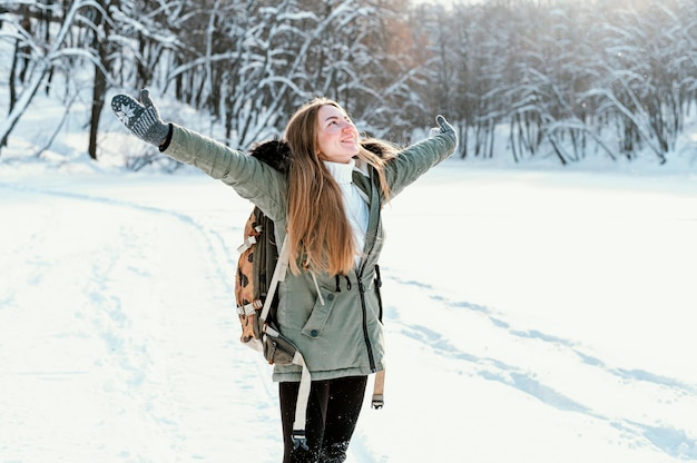 Portret vrouw met rugzak op winterdag