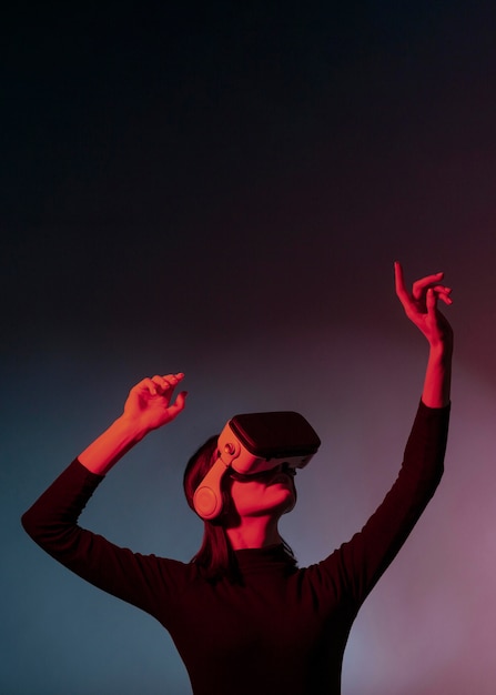 Gratis foto portret vrouw met virtual reality headset