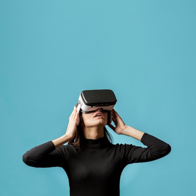 Portret vrouw met virtual reality headset