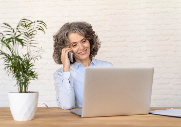 Portret vrouw praten op mobiel