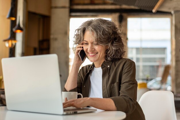 Portret vrouw praten op mobiel