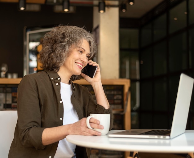 Portret vrouw praten op mobiel