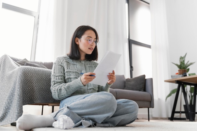 Portret vrouw schrijven brief