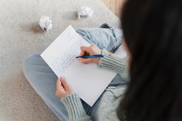 Portret vrouw schrijven brief