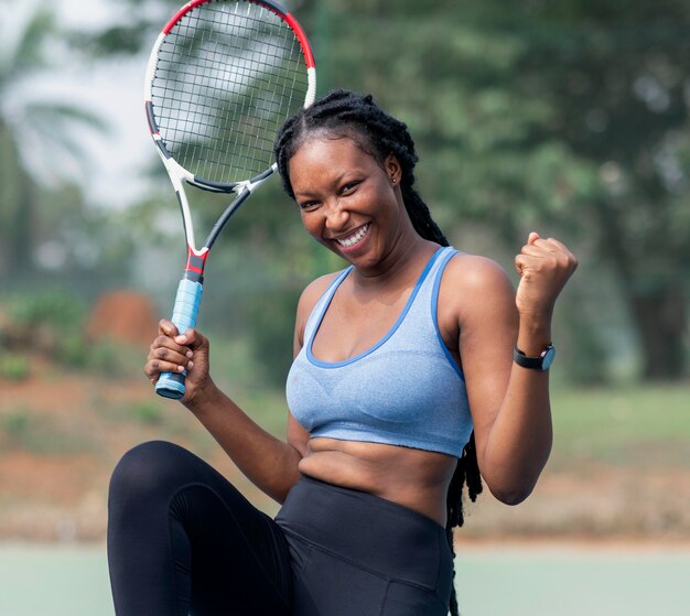 Portret vrouw tennissen