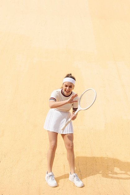 Gratis foto portret vrouw tennisspeler lachen