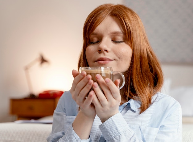 Portret vrouw thuis koffie drinken