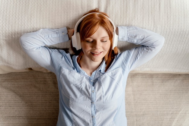 Portret vrouw thuis luisteren muziek