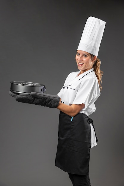 Portret vrouwelijke chef-kok met pan