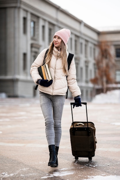 Gratis foto portret vrouwelijke student met bagage