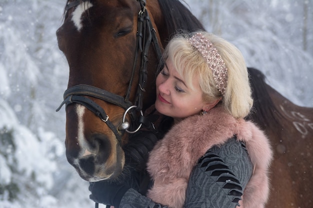 Portretfotografie van een vrouw en een paard van dichtbij.